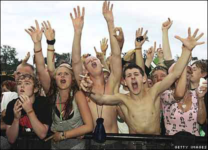 festivalgoersgoingfestival.jpg